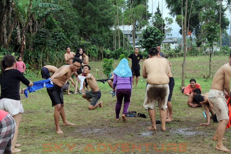 Outbound -Rafting -Fun Game -Hikking -Tea Walk -Menginap di tepi danau Situ Cileunca-BCA Finance Tasikmalaya Jawa Barat, Indonesia (23)