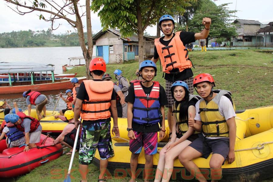 Outbound -Rafting -Fun Game -Hikking -Tea Walk -Menginap di tepi danau Situ Cileunca-BCA Finance Tasikmalaya Jawa Barat, Indonesia (30)