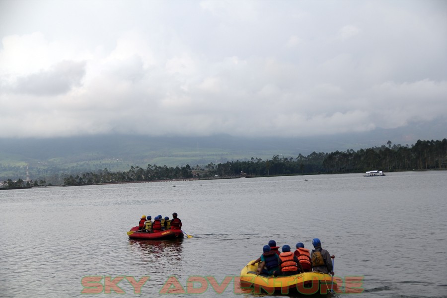 Outbound -Rafting -Fun Game -Hikking -Tea Walk -Menginap di tepi danau Situ Cileunca-BCA Finance Tasikmalaya Jawa Barat, Indonesia (31)