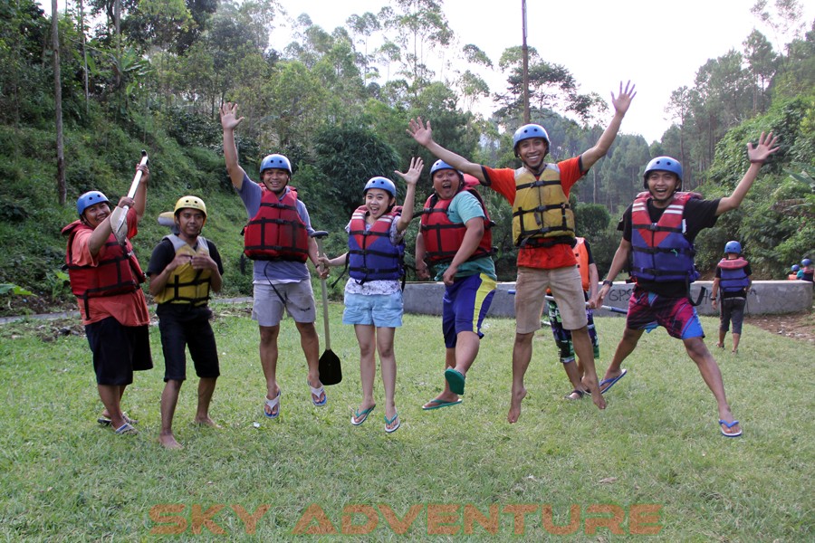 Outbound -Rafting -Fun Game -Hikking -Tea Walk -Menginap di tepi danau Situ Cileunca-BCA Finance Tasikmalaya Jawa Barat, Indonesia (33)