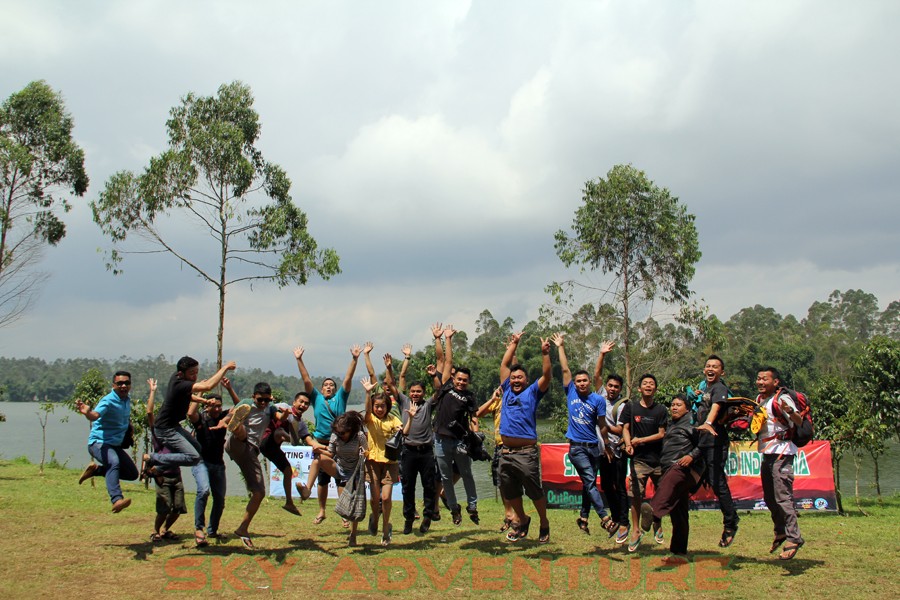 Outbound -Rafting -Fun Game -Hikking -Tea Walk -Menginap di tepi danau Situ Cileunca-BCA Finance Tasikmalaya Jawa Barat, Indonesia (67)