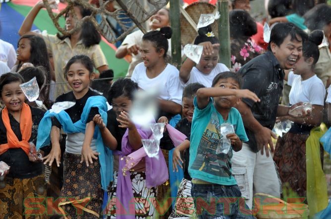 Perang air di semarang Tradisi Gebyuran Bustaman Menjelang Ramadhan di Semarang Jawa Tengah