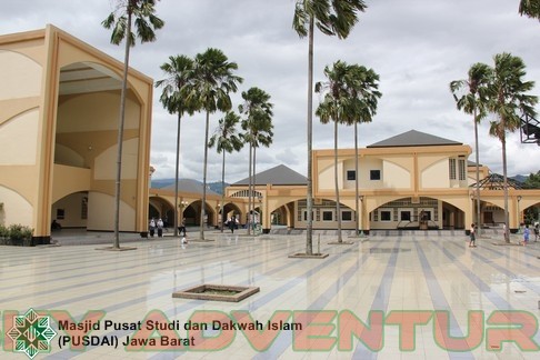 Istirahat dan Shalat di Masjid PUSDAI Bandung