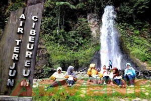 Berkunjung ke Air Terjun Curug Cibeureum