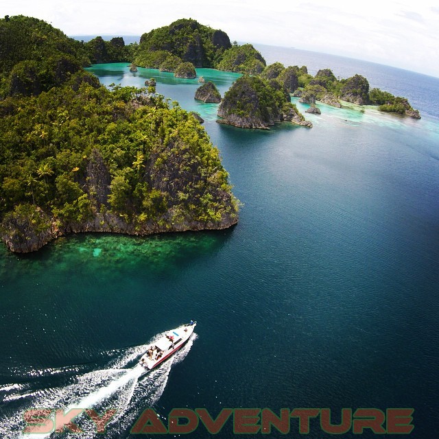 panorama Wayag Himpunan pulau-pulau kecil seperti kerucut diperairan biru