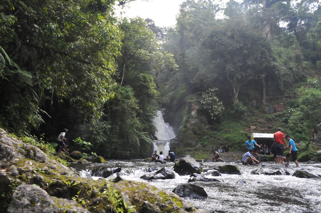 Inilah 3 Sensasi Air Terjun Curug Tilu, Buat Kamu yang Suka Basah-basahan