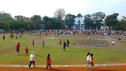 Ke Bandung Jangan Lupa Jalan-Jalan Ke Gedung Sate Bandung ya Lapangan-Gasibu-Bandung