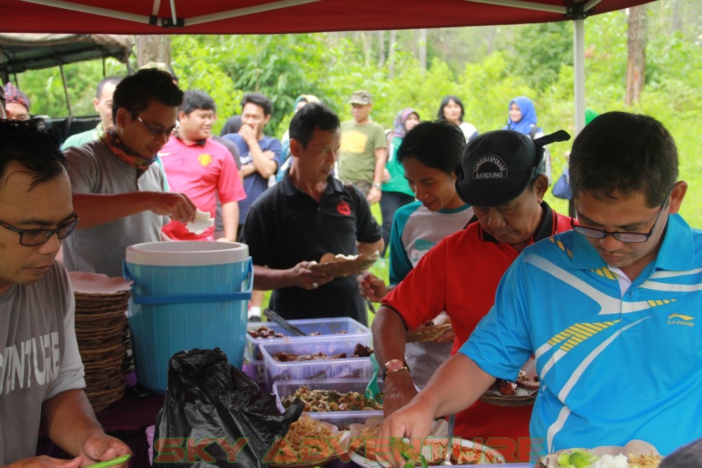 Istirahat Shalat Makan Ditengah Kegiatan Outbound Lembang Bandung 10