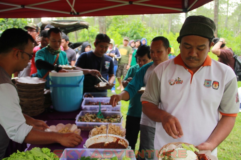 Istirahat Shalat Makan Ditengah Kegiatan Outbound Lembang Bandung 11