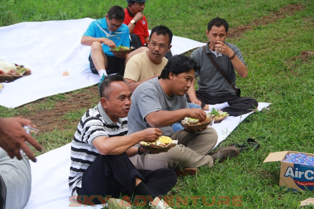 Istirahat Shalat Makan Ditengah Kegiatan Outbound Lembang Bandung 12