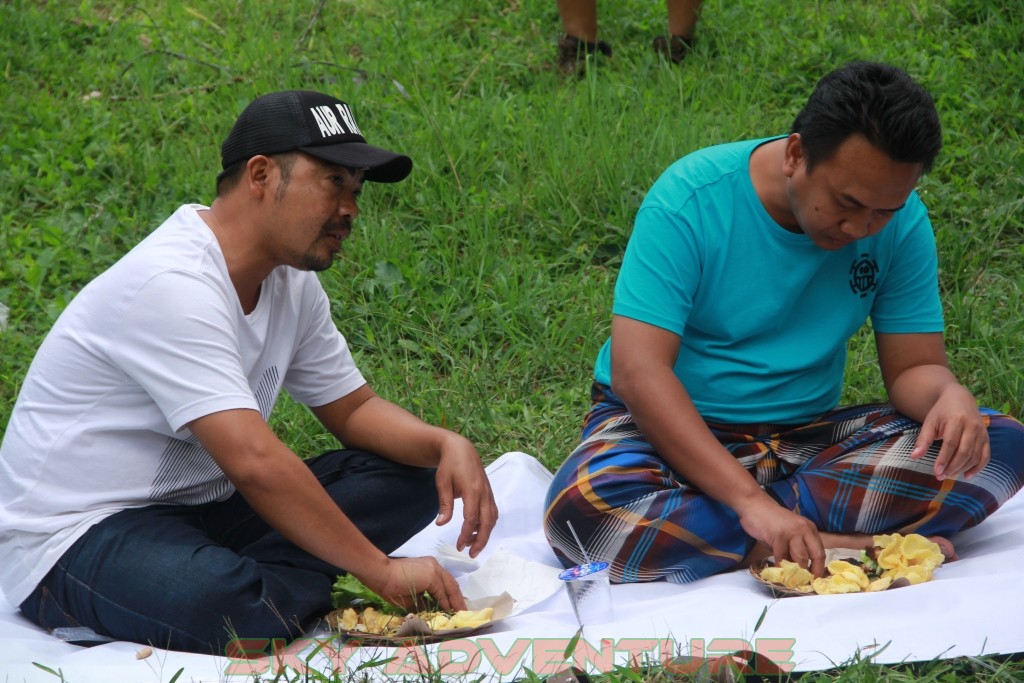 Istirahat Shalat Makan Ditengah Kegiatan Outbound Lembang Bandung 13