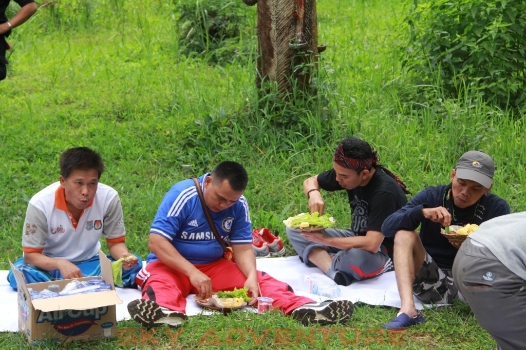 Istirahat Shalat Makan Ditengah Kegiatan Outbound Lembang Bandung 14