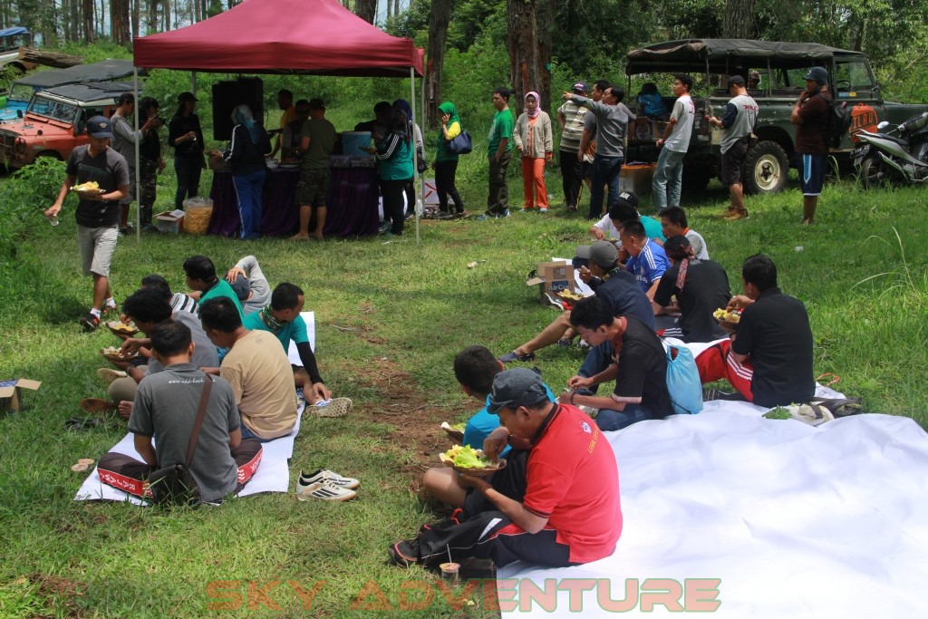 Istirahat Shalat Makan Ditengah Kegiatan Outbound Lembang Bandung 16