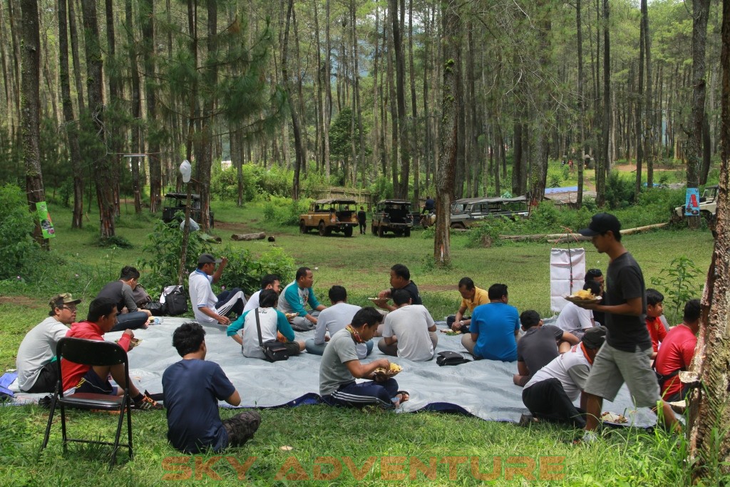 Istirahat Shalat Makan Ditengah Kegiatan Outbound Lembang Bandung 17