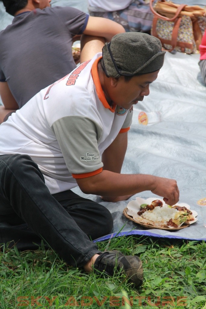 Istirahat Shalat Makan Ditengah Kegiatan Outbound Lembang Bandung 18