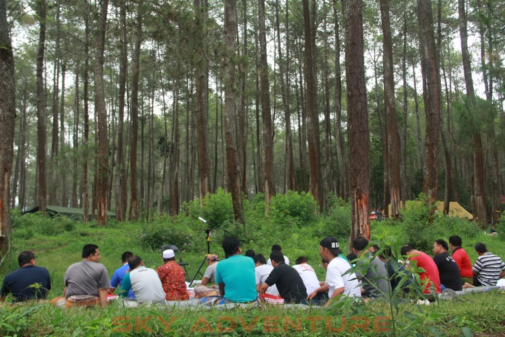 Istirahat Shalat Makan Ditengah Kegiatan Outbound Lembang Bandung 2