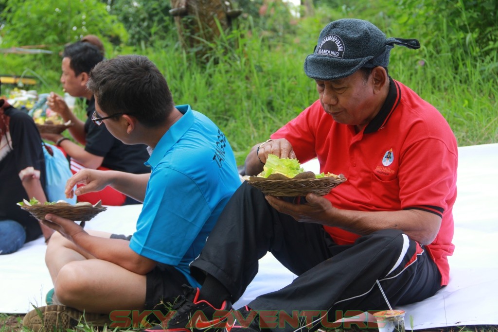 Istirahat Shalat Makan Ditengah Kegiatan Outbound Lembang Bandung 20