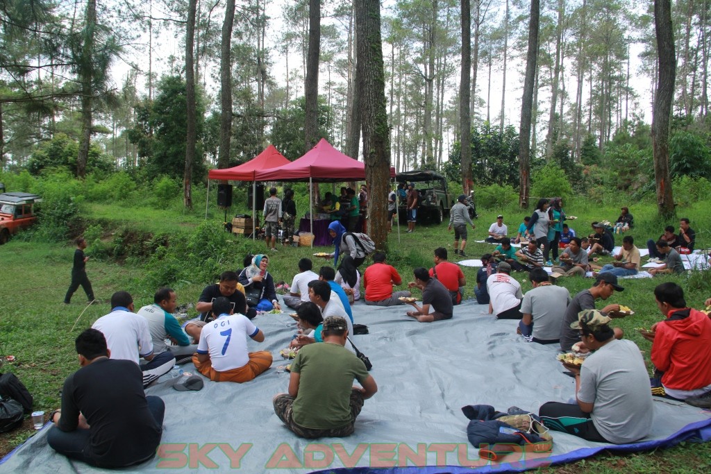 Istirahat Shalat Makan Ditengah Kegiatan Outbound Lembang Bandung 21