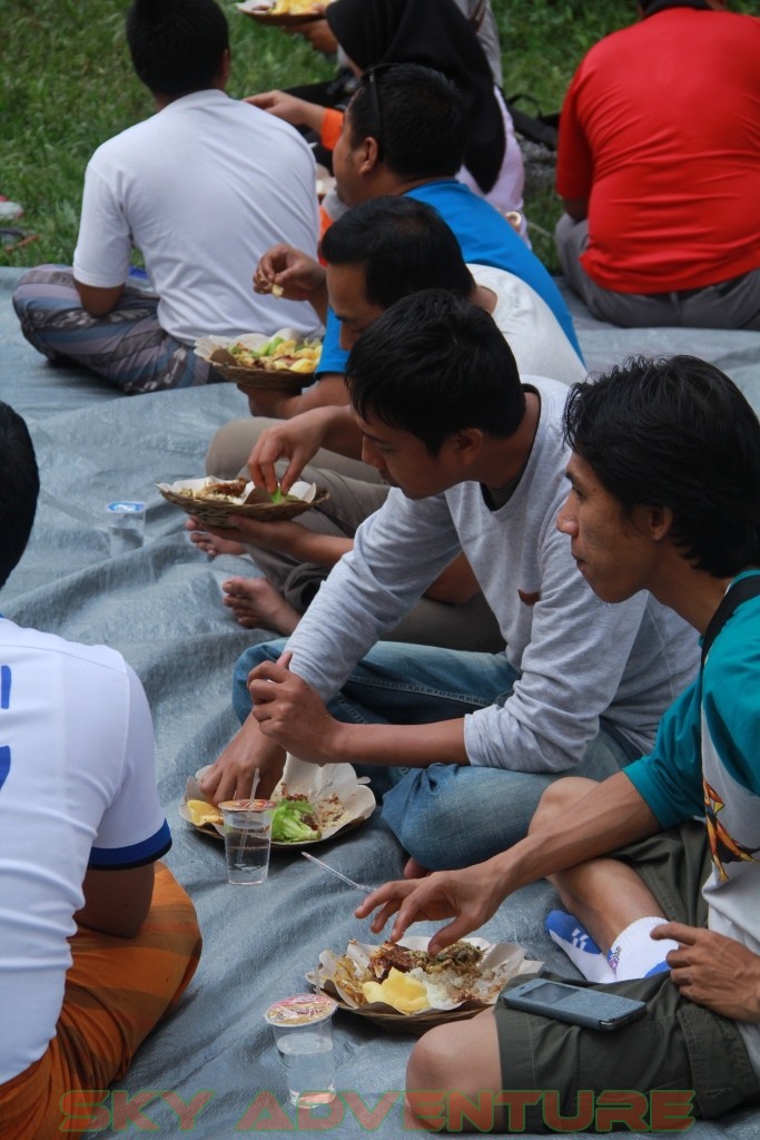 Istirahat Shalat Makan Ditengah Kegiatan Outbound Lembang Bandung 22