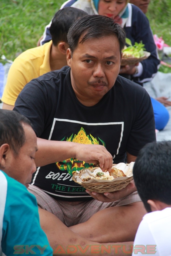 Istirahat Shalat Makan Ditengah Kegiatan Outbound Lembang Bandung 23