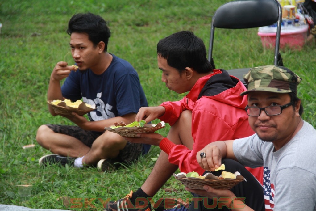 Istirahat Shalat Makan Ditengah Kegiatan Outbound Lembang Bandung 24