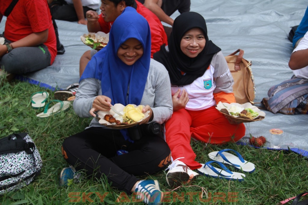 Istirahat Shalat Makan Ditengah Kegiatan Outbound Lembang Bandung 25