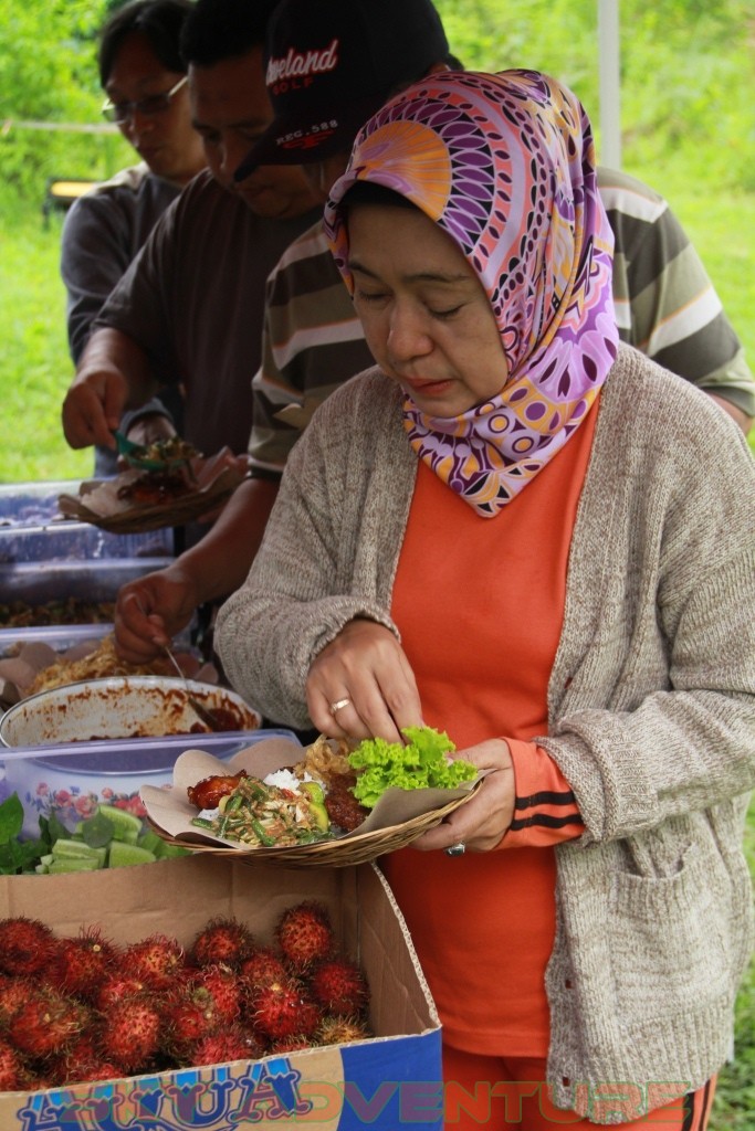 Istirahat Shalat Makan Ditengah Kegiatan Outbound Lembang Bandung 26