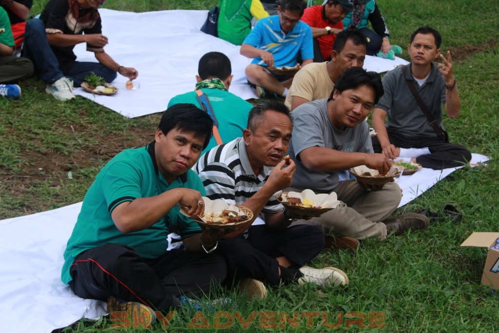 Istirahat Shalat Makan Ditengah Kegiatan Outbound Lembang Bandung 27