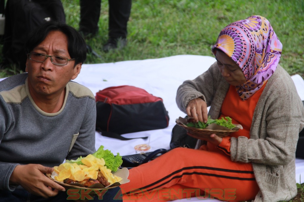 Istirahat Shalat Makan Ditengah Kegiatan Outbound Lembang Bandung 29