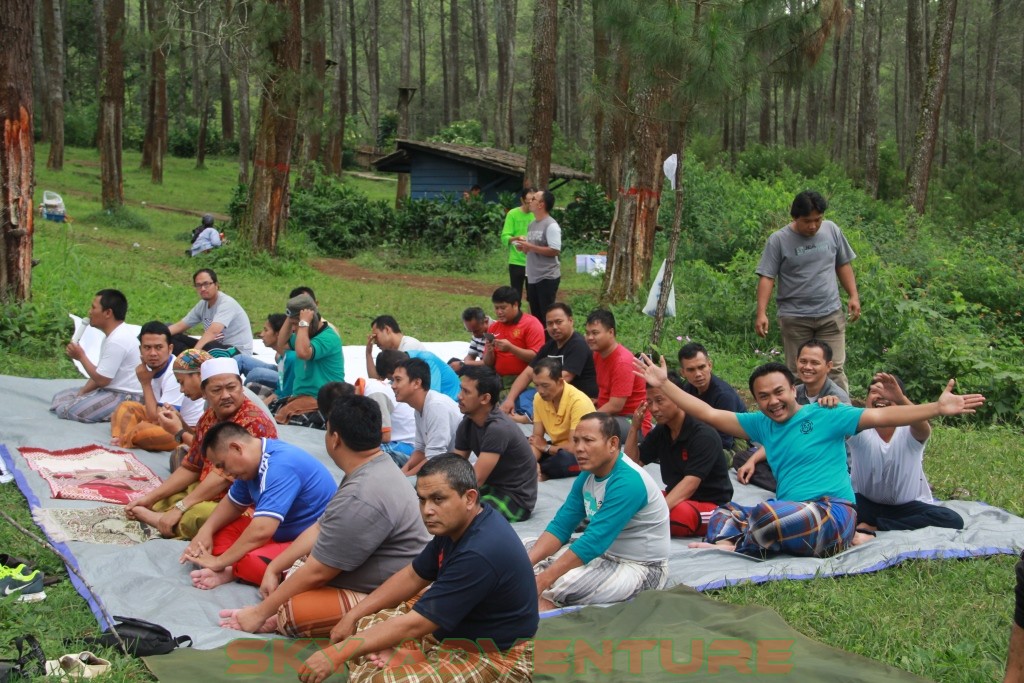 Istirahat Shalat Makan Ditengah Kegiatan Outbound Lembang Bandung 3