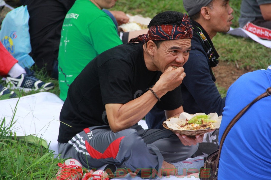 Istirahat Shalat Makan Ditengah Kegiatan Outbound Lembang Bandung 30