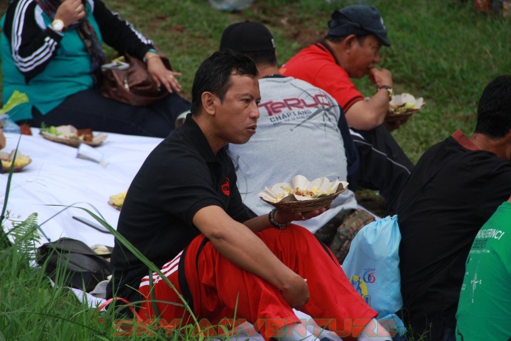 Istirahat Shalat Makan Ditengah Kegiatan Outbound Lembang Bandung 31