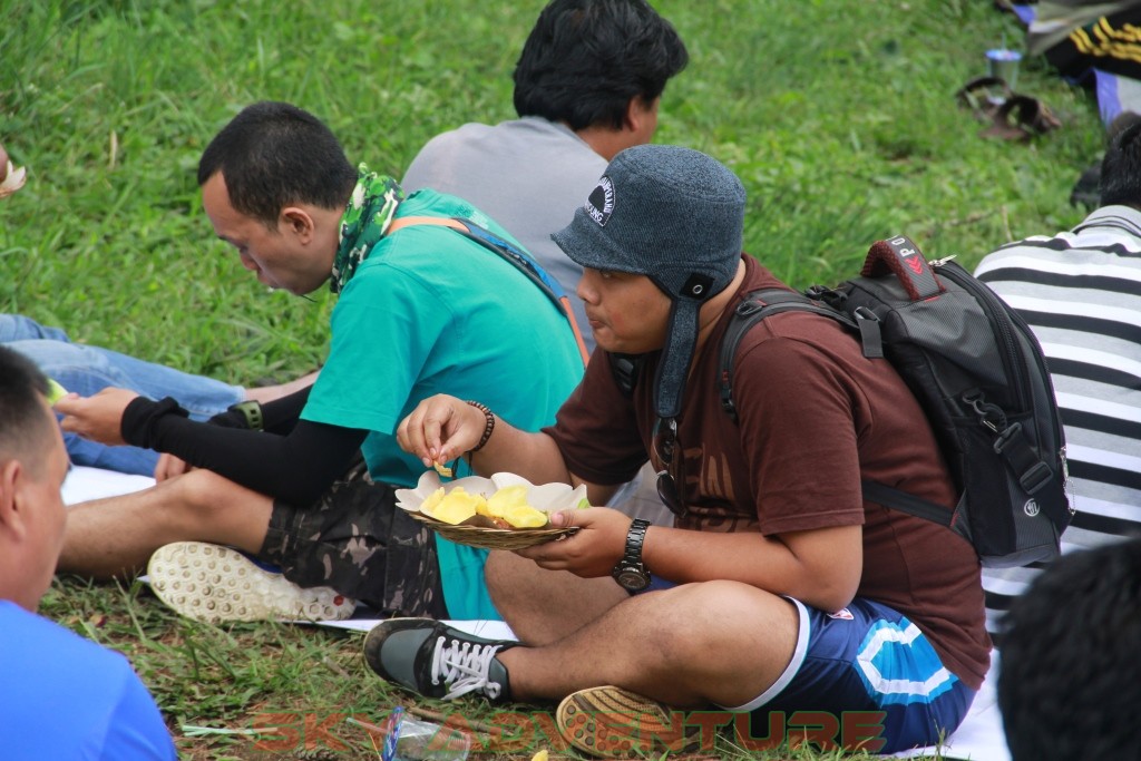 Istirahat Shalat Makan Ditengah Kegiatan Outbound Lembang Bandung 33