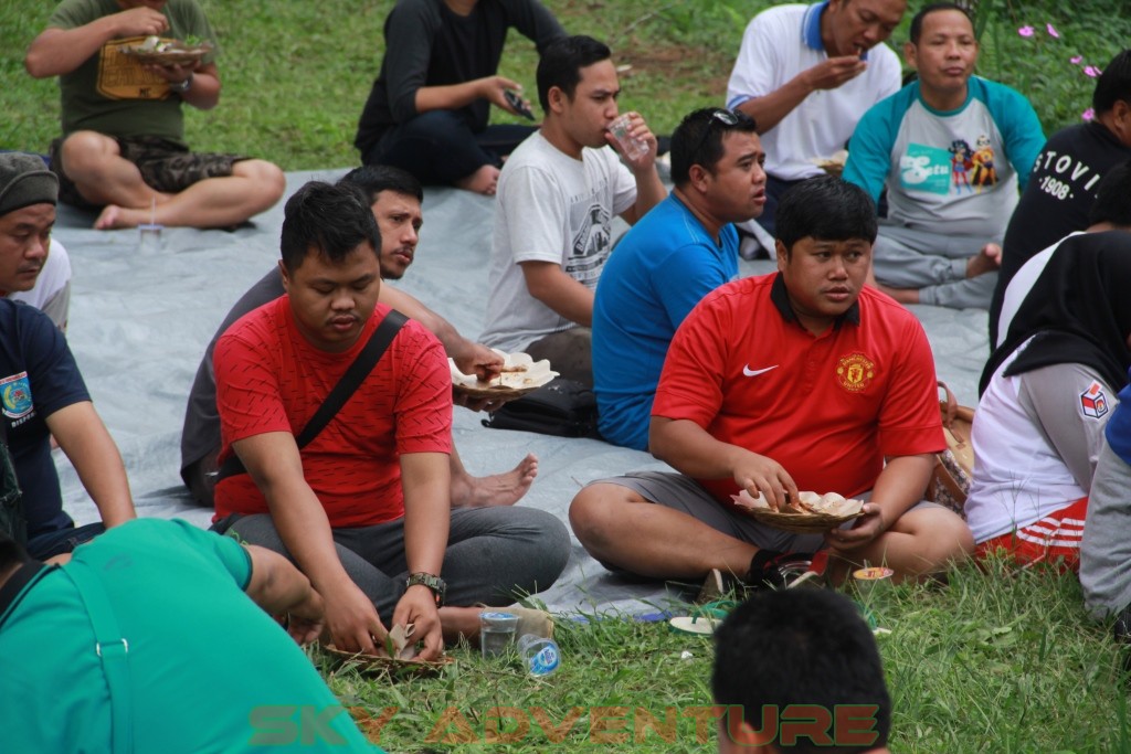 Istirahat Shalat Makan Ditengah Kegiatan Outbound Lembang Bandung 34