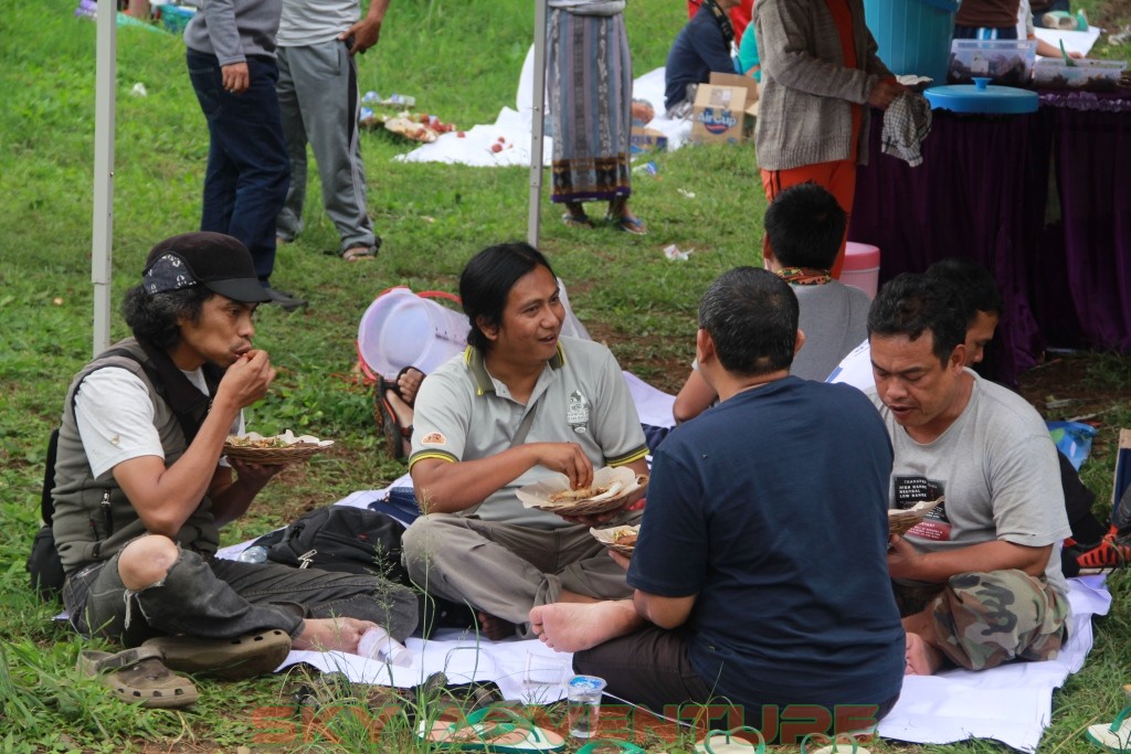 Istirahat Shalat Makan Ditengah Kegiatan Outbound Lembang Bandung 35