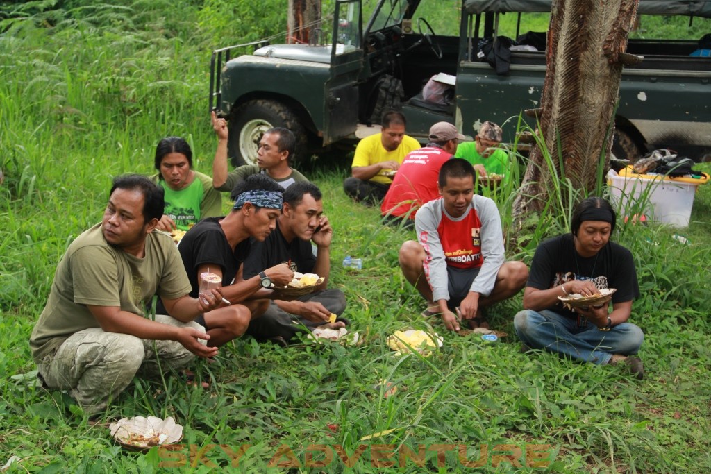 Istirahat Shalat Makan Ditengah Kegiatan Outbound Lembang Bandung 36