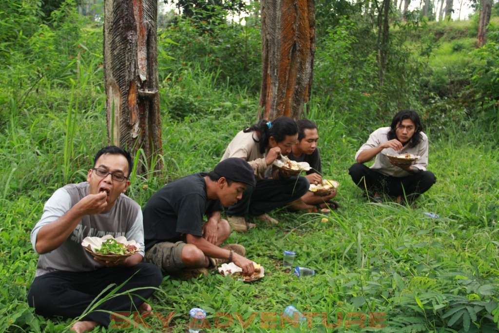 Istirahat Shalat Makan Ditengah Kegiatan Outbound Lembang Bandung 37