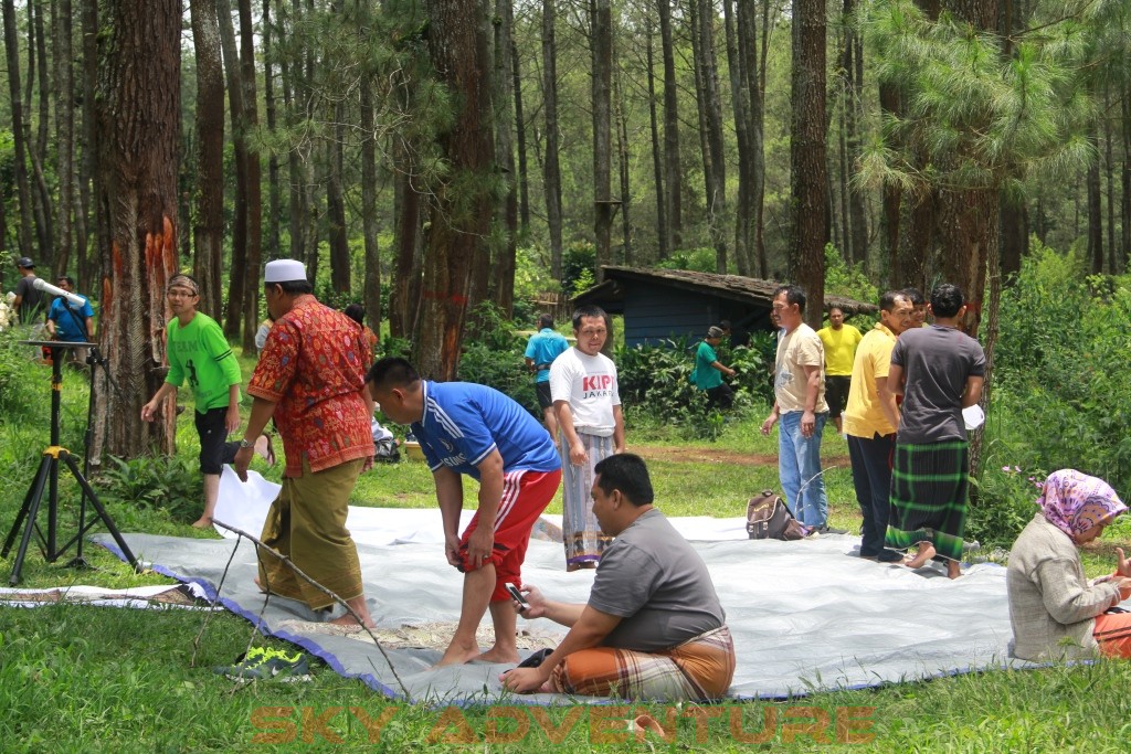 Istirahat Shalat Makan Ditengah Kegiatan Outbound Lembang Bandung 38