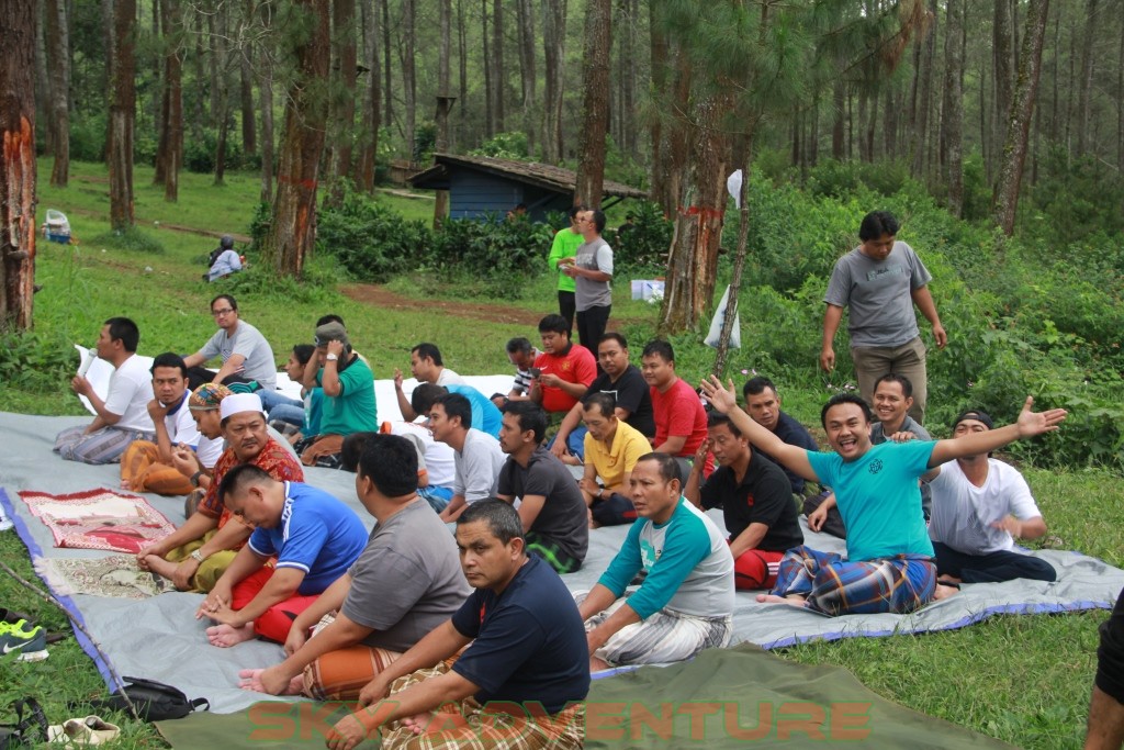 Istirahat Shalat Makan Ditengah Kegiatan Outbound Lembang Bandung 39