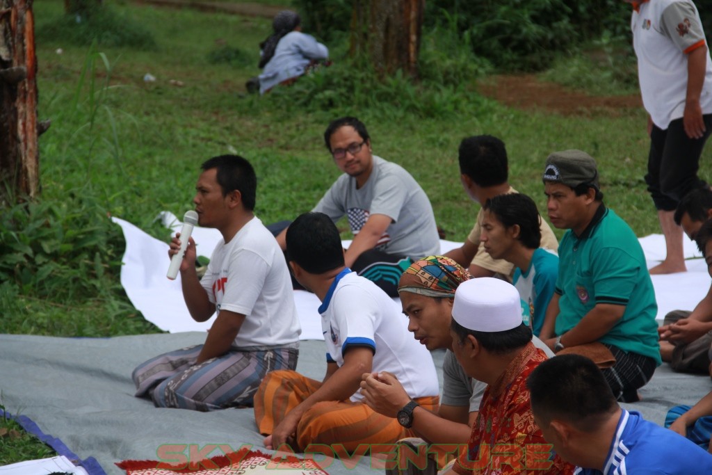 Istirahat Shalat Makan Ditengah Kegiatan Outbound Lembang Bandung 4