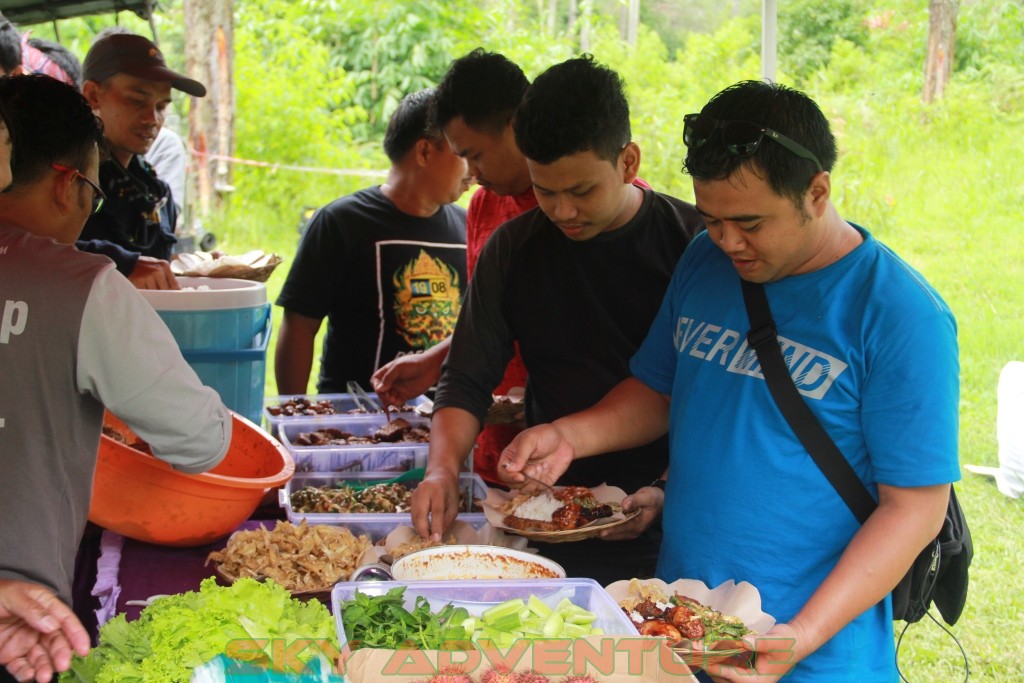 Istirahat Shalat Makan Ditengah Kegiatan Outbound Lembang Bandung 40