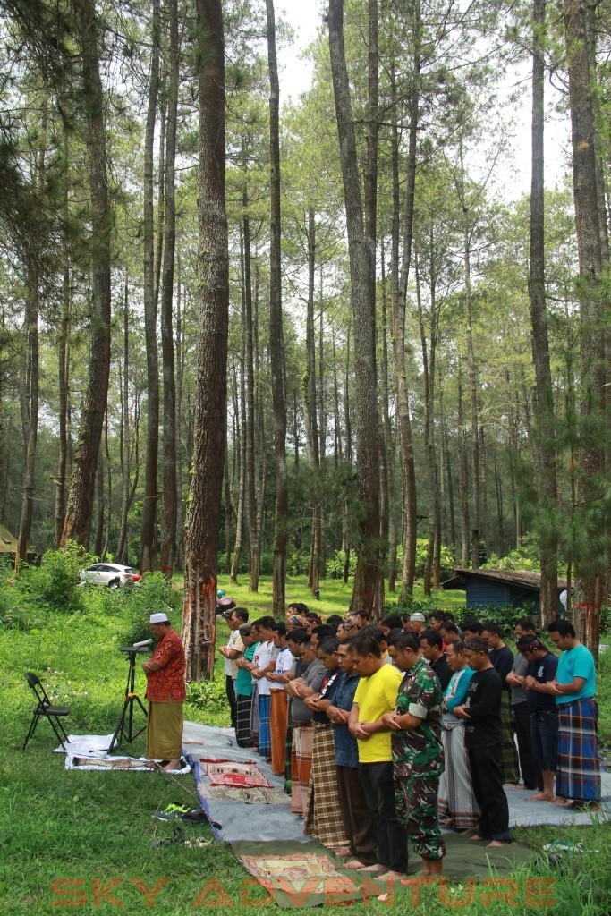 Istirahat Shalat Makan Ditengah Kegiatan Outbound Lembang Bandung 5