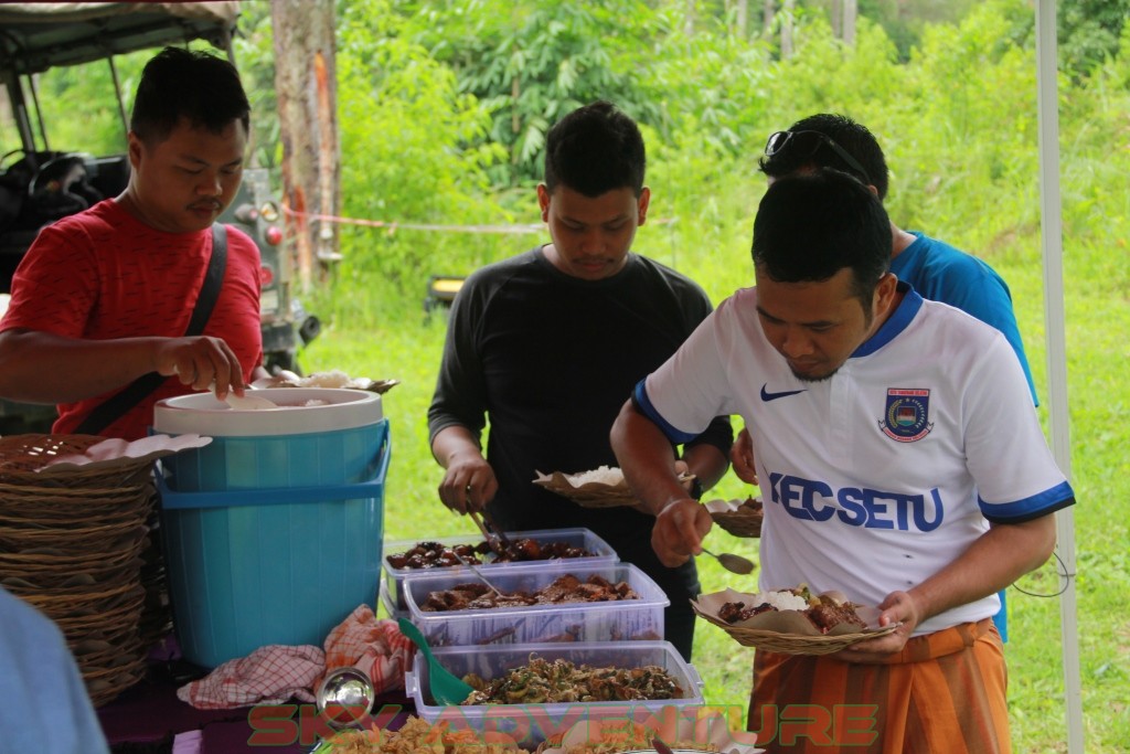 Istirahat Shalat Makan Ditengah Kegiatan Outbound Lembang Bandung 7