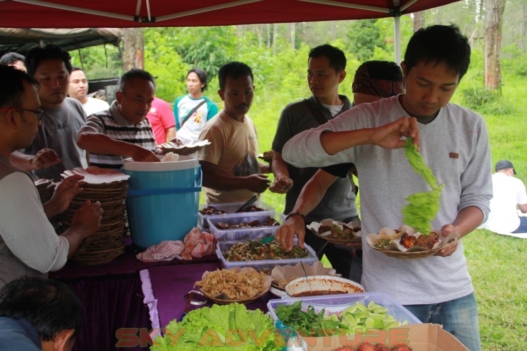 Istirahat Shalat Makan Ditengah Kegiatan Outbound Lembang Bandung 8