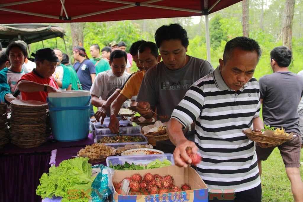 Istirahat Shalat Makan Ditengah Kegiatan Outbound Lembang Bandung 9