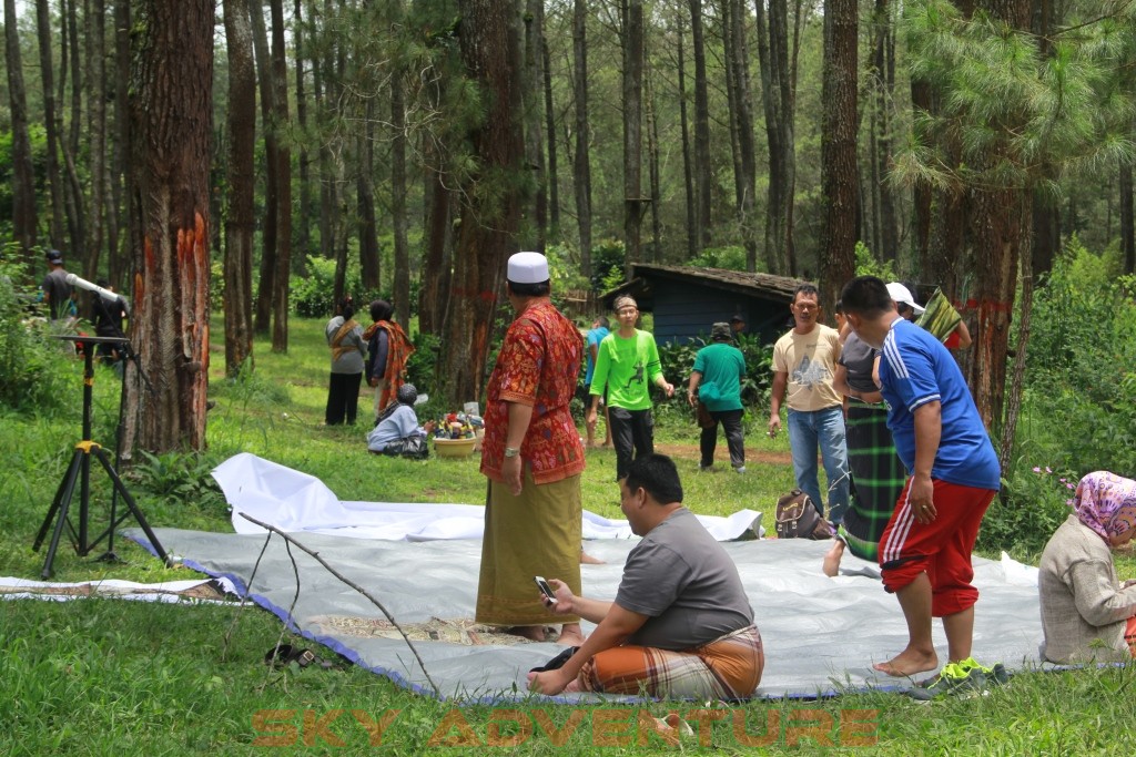 Istirahat Shalat Makan Ditengah Kegiatan Outbound Lembang Bandung